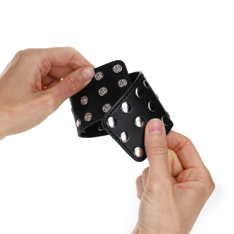 KINK - WRIST RESTRAINTS WITH PUSH CLOSURE, FULL OF RIVETS, BLACK, ADJUSTABLE 19-24 CM X 5.5 CM